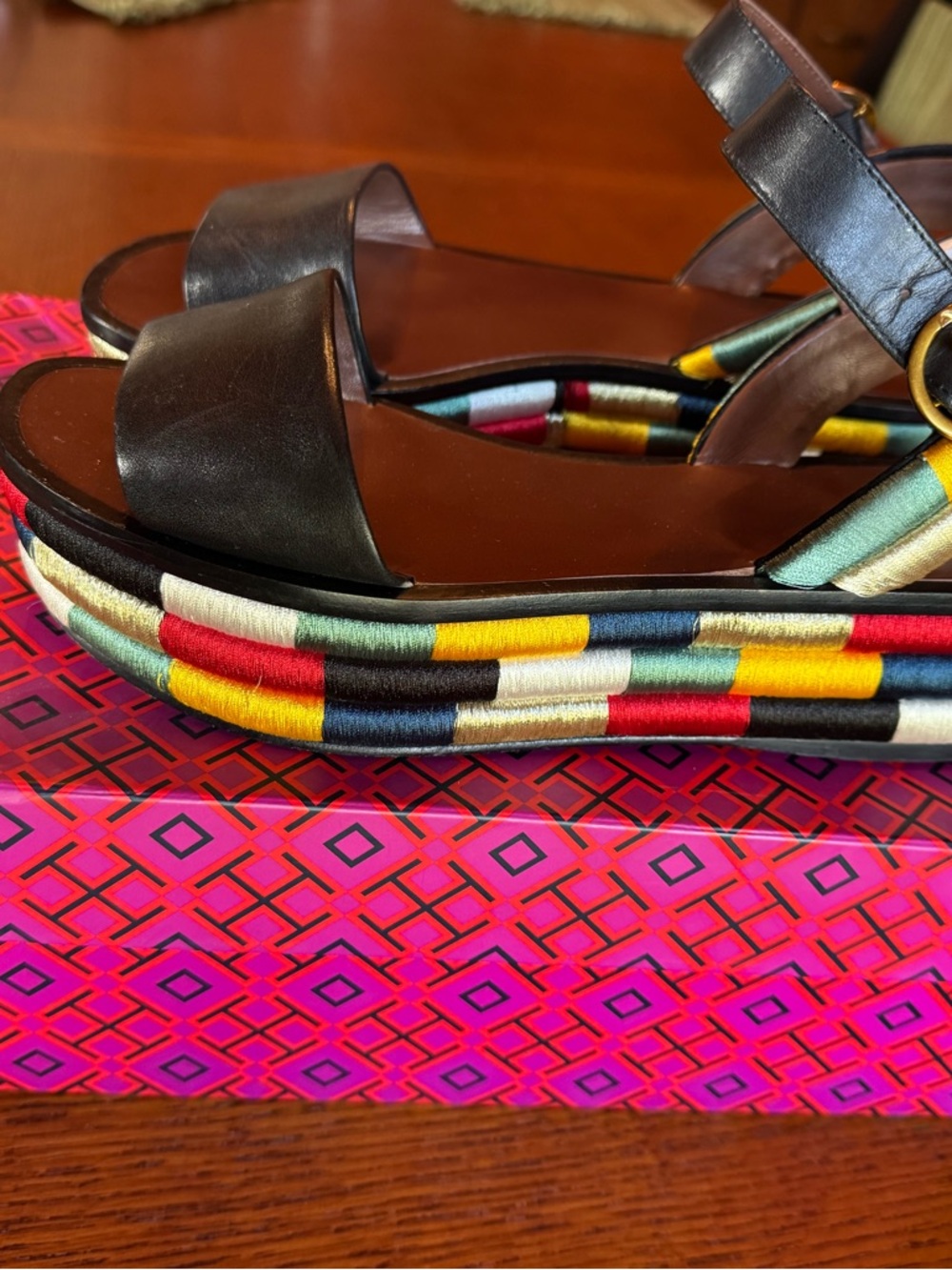 Tory Burch Black Leather Sandals with Multicolor Woven Platform - Picture 4 of 7